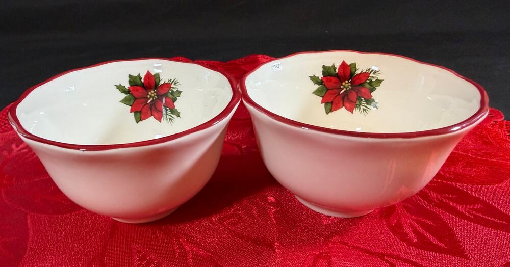 Better Homes & Gardens 2009 Christmas Poinsettia Bowls Set of 2 Dessert/Fruit